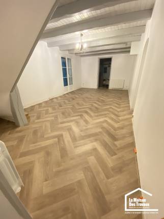 Pose d'un linoléum dans un salon en bord de mer