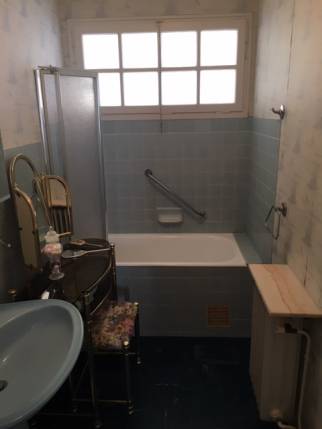 La salle de bain d'origine avant sa transformation complète - Nantes 44