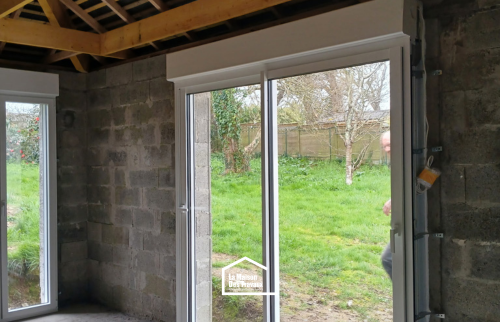 Menuiseries extérieures posées pour apporter lumière naturelle et confort dans cette extension de maison à Lanloup.
