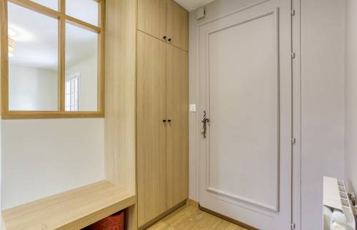 Belle entrée, avec un meuble sur-mesure, à la fois rangement et banc