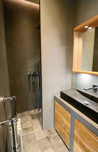 Le béton ciré donne un look très contemporain à la salle de bain !