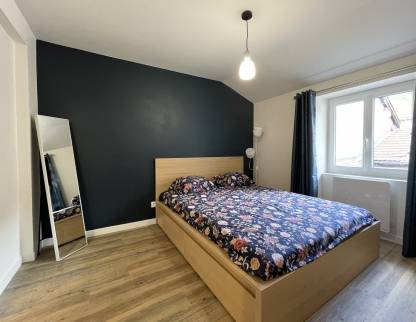 un joli mur bleu nuit dans la chambre