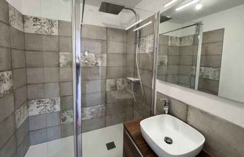 La salle d'eau avec la douche à l'italienne