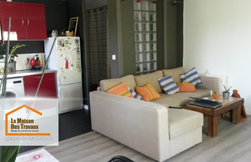 Le salon lumineux avec un agencement harmonieux, mettant en valeur les détails des travaux réalisés.