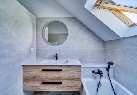 salle de bain de l'étage : baignoire et meuble vasque