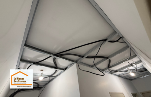 Remplacement complet de l’installation électrique d’un appartement à Aix-en-Provence avec nouveau tableau électrique, passage des gaines et préparation du faux plafond dans le cadre d’une rénovation complète.