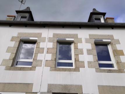 Nouvelle fenêtre PVC double vitrage avec garde-corps intégré et volet roulant électrique solaire