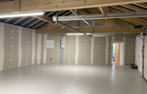 Réalisation d'un garage double avec portail coulissant, attenant à une maison existante, commune de l'ouest de Lyon : vue intérieure du garage