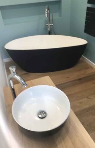 Une salle de bains total look avec cette baignoire sabot black & white