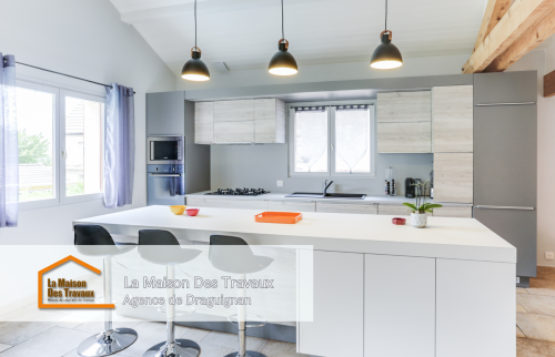 L’îlot central offre un vaste plan de travail, entouré de chaises de bar modernes pour un espace convivial et pratique. Un choix parfait pour ceux qui aiment cuisiner tout en discutant avec leurs invités.