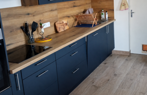 Cuisine familiale rénovée à Sainte-Bazeille avec nombreux rangements, électroménager intégré et finitions bois, pensée pour faciliter la vie quotidienne.