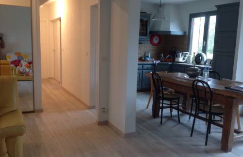 Cuisine ouverte et la table de repas