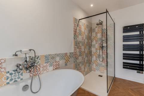 Rénovation de salle de bain avec baignoire îlot et douche ouverte - La Crau 83260