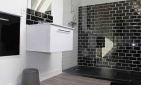 Douche à l'italienne de style moderne dans une salle de bain rénovée - Chaumes-en-Retz 44320