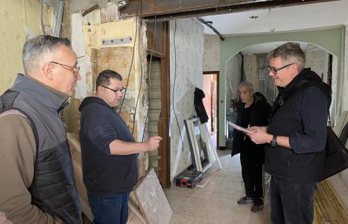 Réunion de suivi de chantier par l'architecte avec les entreprises 