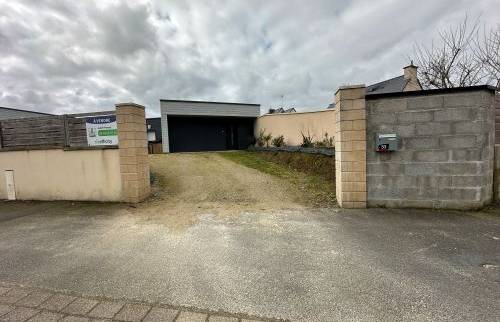 Vue avant travaux de l’accès à la propriété, avant la pose du portail et des aménagements extérieurs.