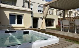 Aménagement de Jardin Cocooning avec Jacuzzi et Pergola