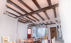 artisan rénovation Praz-sur-Arly, modernisation maison village, courtier travaux Chamonix Mont-Blanc, rénovation intérieure Haute-Savoie, poutres apparentes charme ancien