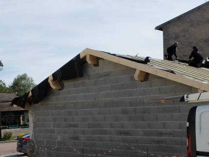 Travaux de charpente et couverture : travaux de couverture en cours, Genay (69730)