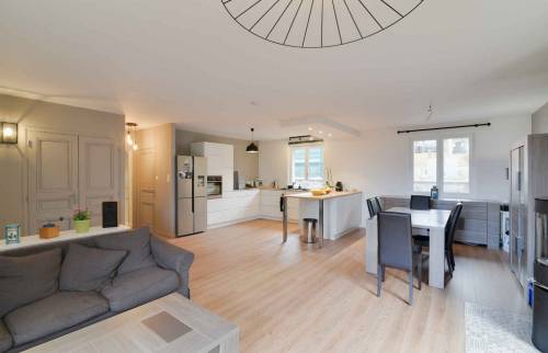 Rénovation complète d'une maison Ouest Lyonnais - vue d'ensemble sur le séjour et la cuisine