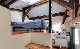 La chambre en mezzanine dans le loft
