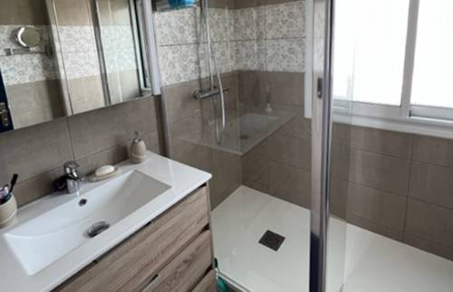 La douche à l'italienne dans la salle de bain rénovée