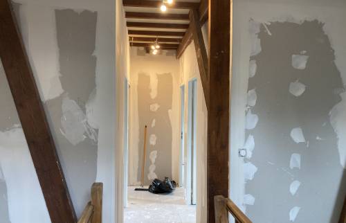 Cloisonnement et distibution des pièces avec la mise en valeur des éléments de charpente 