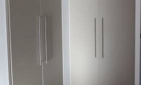 Sobres et minimales, les portes s'adaptent harmonieusement avec le hall d'entrée