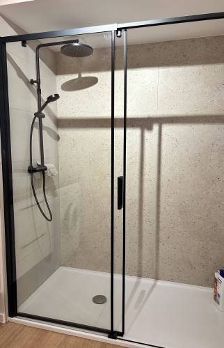 Douche moderne après rénovation