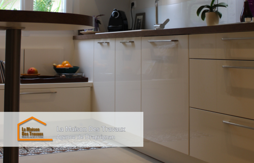 Un aménagement élégant et fonctionnel pour cette petite cuisine en longueur à Salernes, avec des rangements optimisés pour maximiser l’espace.