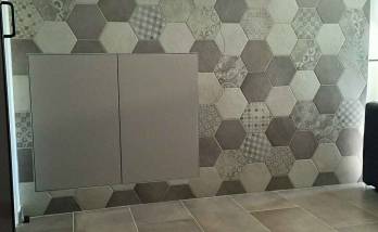 Carrelage au sol et habillage d'un bar en carreaux ciment, Maison Lyon Ouest
