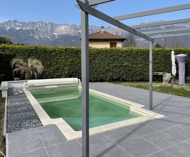 Ambiance zen et nature sur le côté de la piscine
