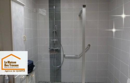 Douche à l’italienne moderne et accessible, parfaitement intégrée dans une salle de bains rénovée à Plonéour-Lanvern.