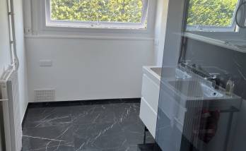 Salle d'eau effet marbre en grès cérame meuble avec lavabo deux vasques avec changement fenêtre oscillo battante en alu teinté blanc - Marines - 95640 - 