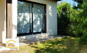 Nouvelle baie coulissante en aluminium noir installée près de Venelles pour améliorer la luminosité, l’isolation et le confort de la maison.