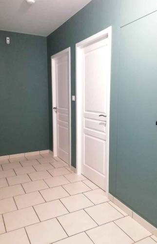 couloir avec peinture vert d'eau