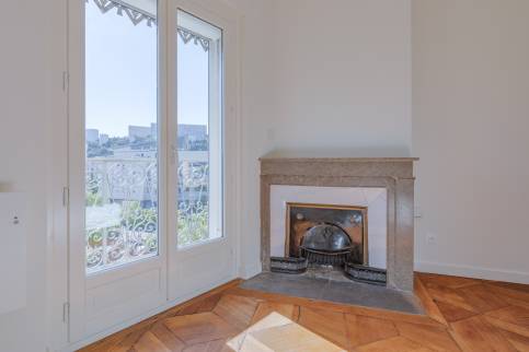 Travaux de rénovation energétique pour un appartement destiné à la location : ponçage et vitrification du parquet