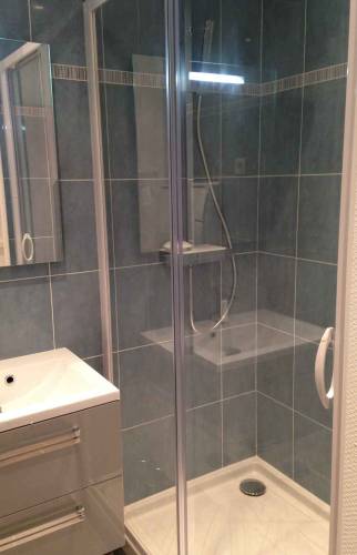 Salle de bain moderne et fonctionnelle