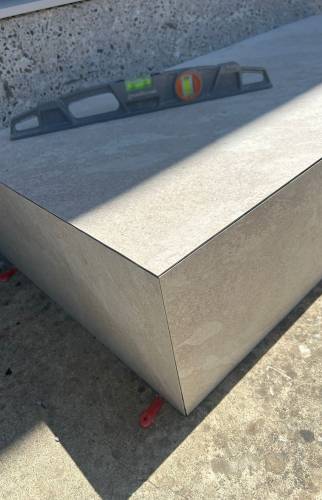 Finitions de carrelage extérieur sur marche et terrasse pour un rendu haut de gamme à Voiron.