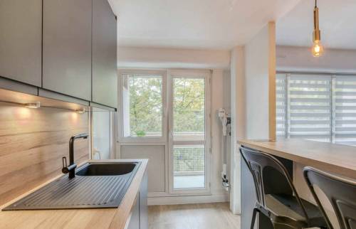Cuisine rénovée vue de la fenêtre