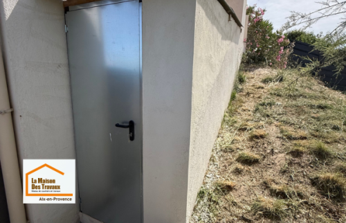 Travaux de terrassement sur un terrain en pente à Venelles pour préparer l’installation d’une terrasse bois, d’un jacuzzi et d’un nouvel espace de vie extérieur.