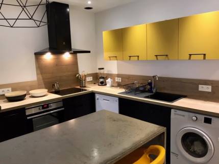 Plan de travail et crédence de cuisine bois dans un appartement rénové - Nantes 44