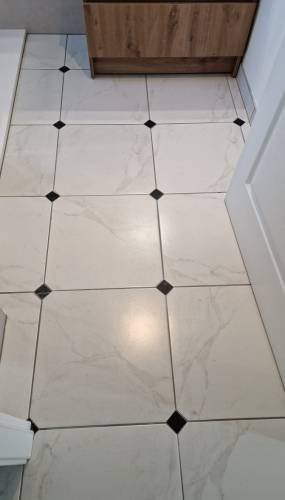 Carrelage effet marbre avec cabochon, salle de bain à Hésingue