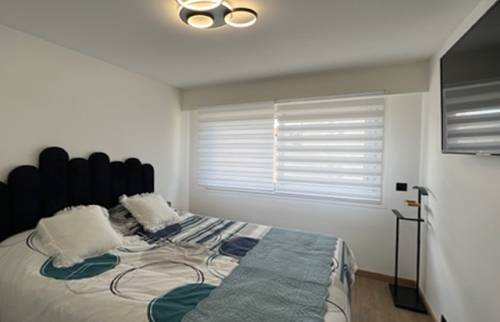 Fenêtre aluminium dans la chambre