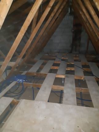Plancher des combles perdus avant travaux d'isolation par épandage d'isolant en vrac en laine de verre - Ambérieu-en-Bugey 01500