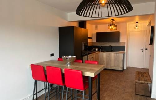 Murs et plafond dans le séjour et vue sur la cuisine ouverte