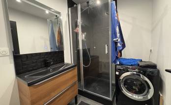 Salle de bain rénovée avec douche moderne par La Maison Des Travaux Bruz