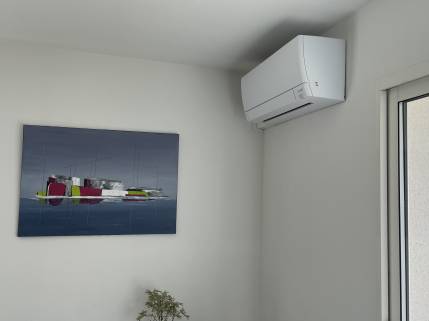 Unité intérieure monosplit dans la pièce de vie
