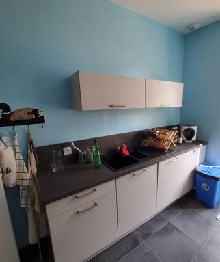 Cuisine meuble évier, cuisine blanche, plan de travail effet béton