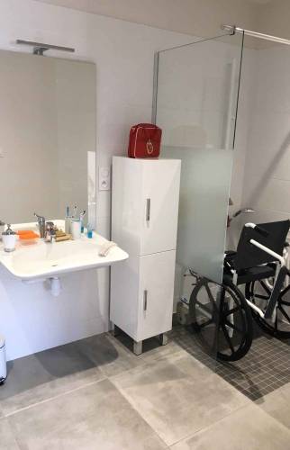 Salle de bains avec accès PMR